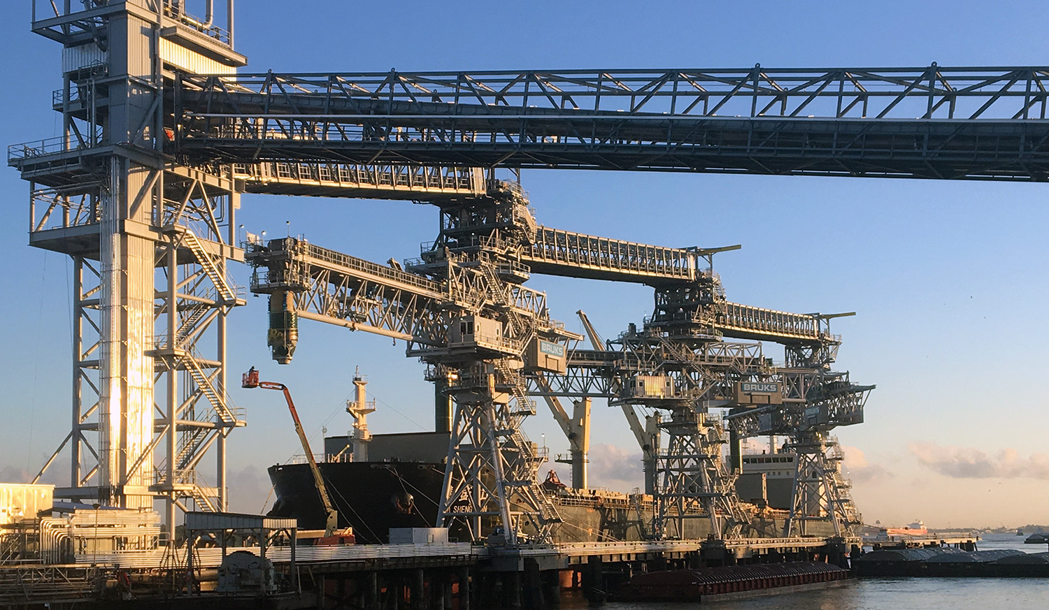 Flagship export terminal sets US grain handling standards Bruks Siwertell